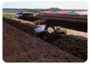 バーク堆肥の製造　有機肥料を混合